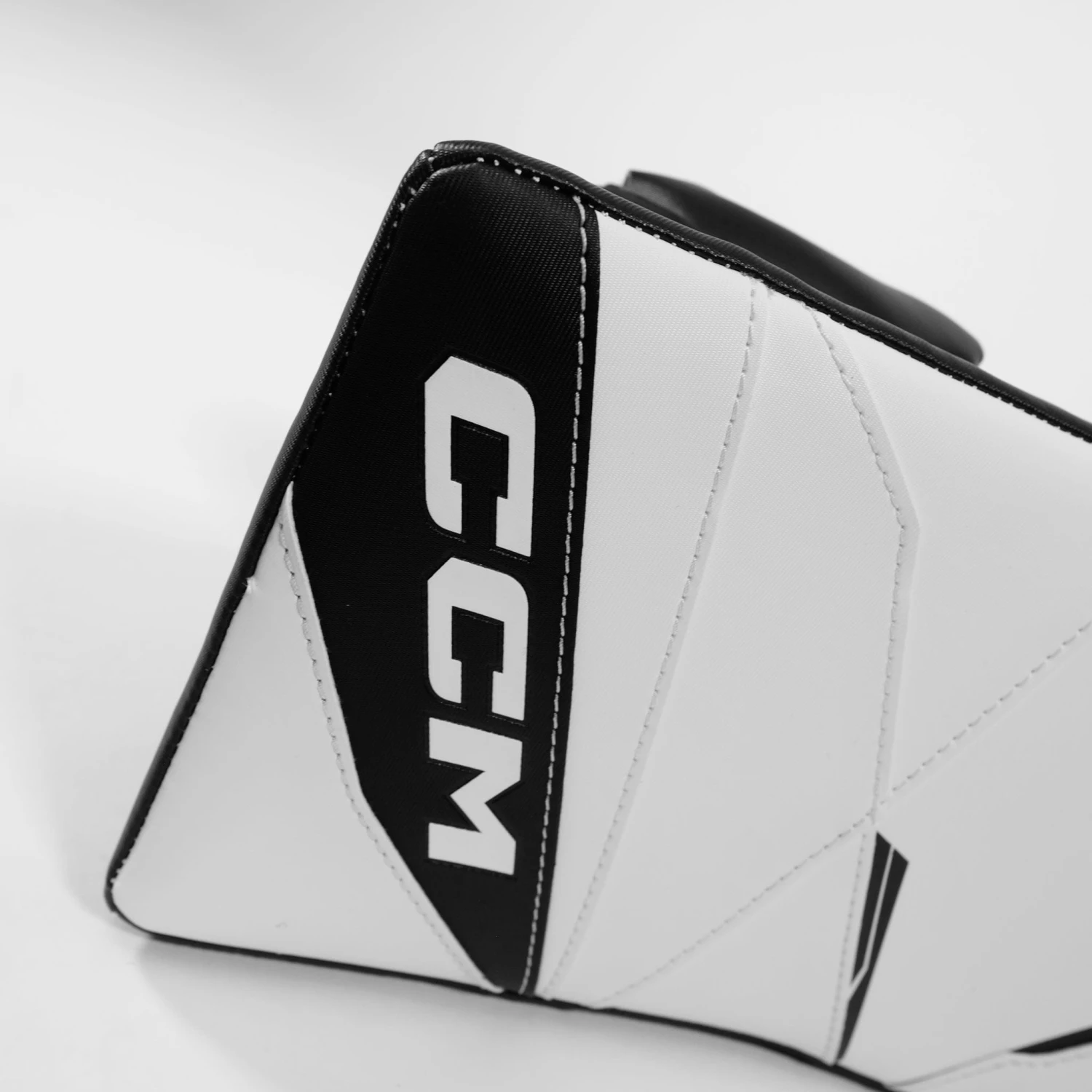 CCM Axis 2.5 Junior Goalie Blocker - Source Exclusive 2 CCM Axis 2.5 Junior Goalie Blocker - Source Exclusive - Image 2