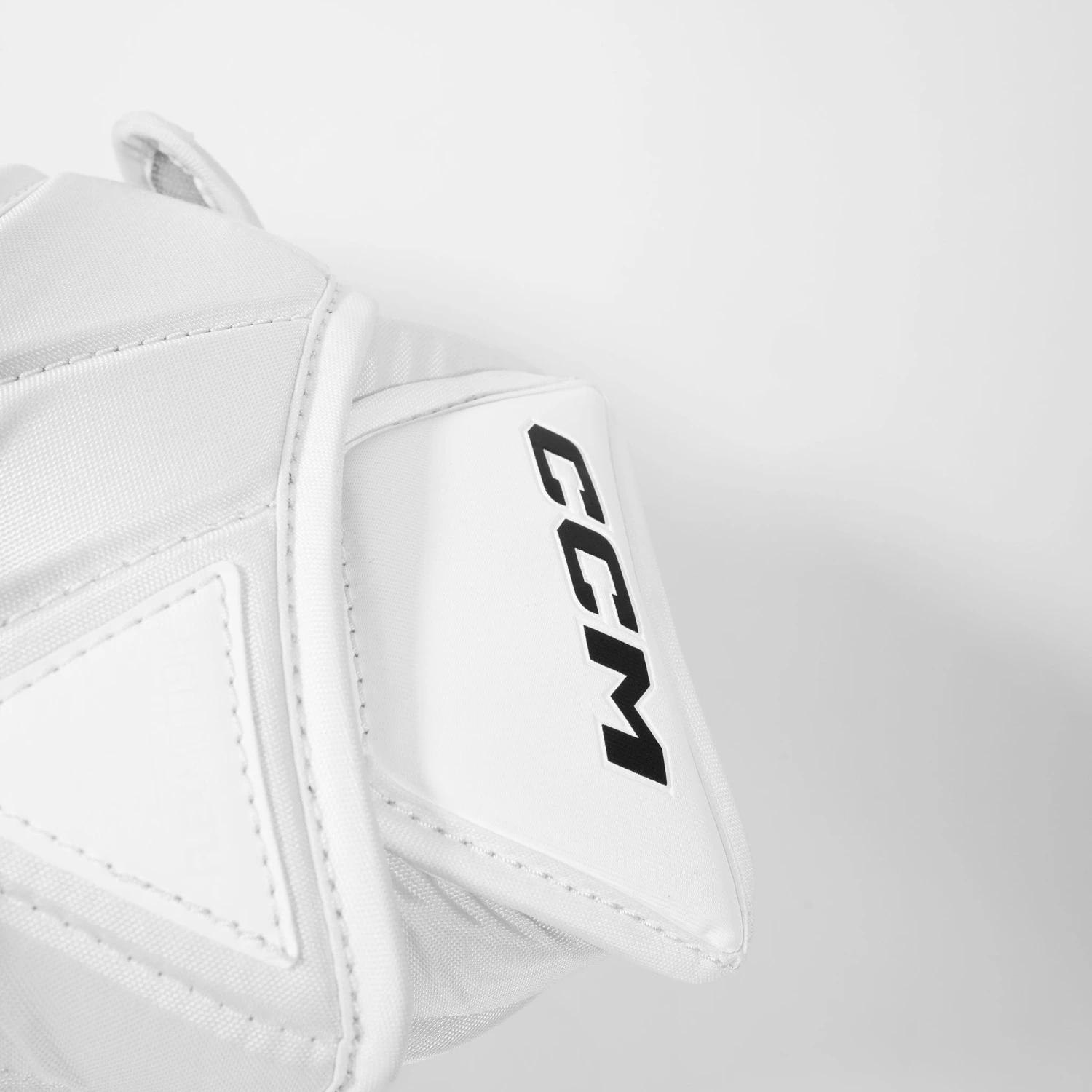 CCM Axis 2.9 Intermediate Goalie Catcher - Source Exclusive 6 CCM Axis 2.9 Intermediate Goalie Catcher - Source Exclusive - Image 6
