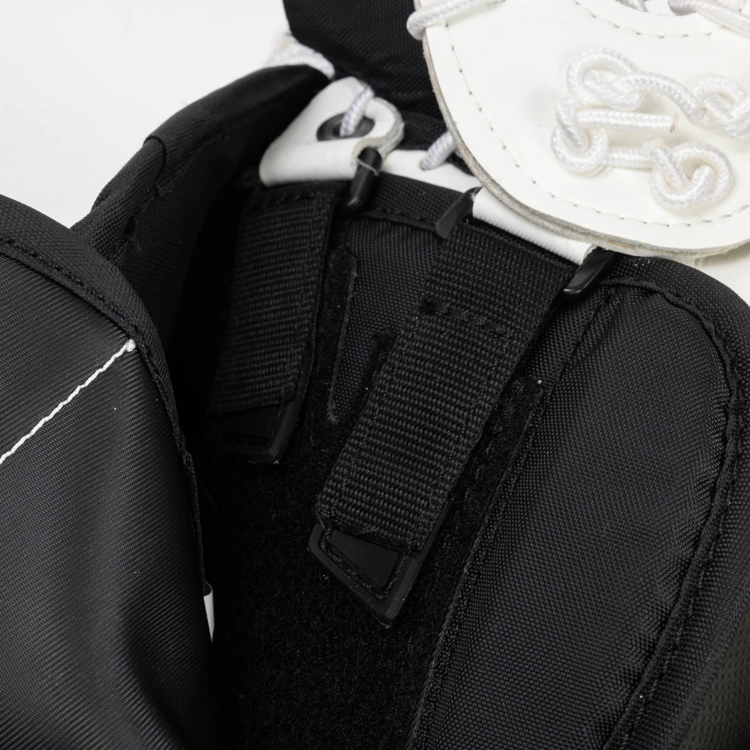 CCM Axis 2.9 Senior Goalie Catcher 11 CCM Axis 2.9 Senior Goalie Catcher - Image 11