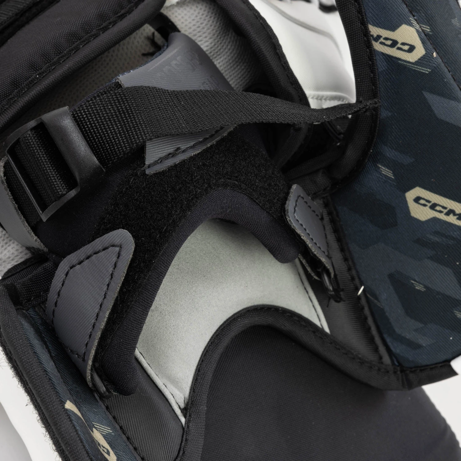 CCM Axis 2.9 Senior Goalie Catcher 13 CCM Axis 2.9 Senior Goalie Catcher - Image 13