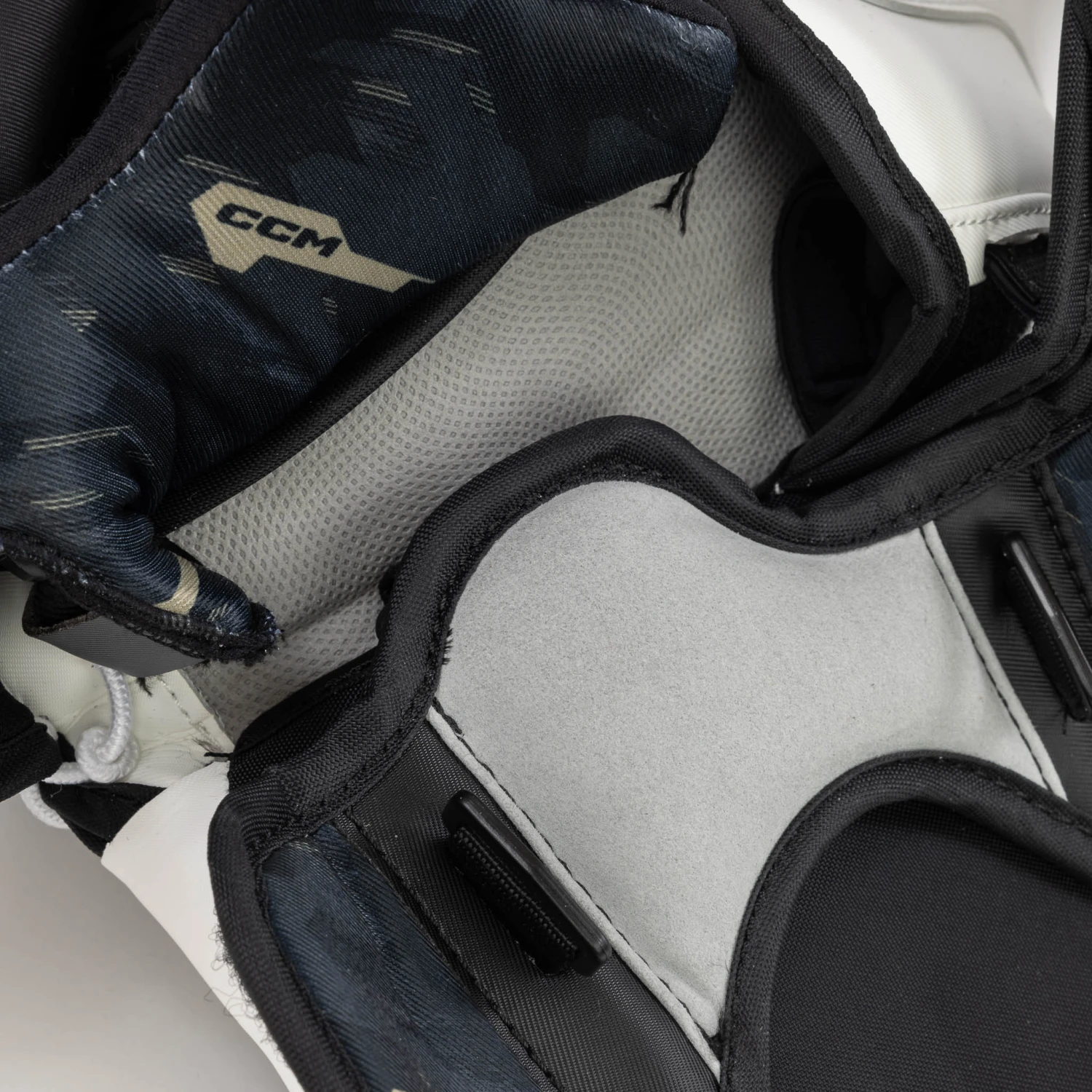 CCM Axis 2.9 Senior Goalie Catcher 12 CCM Axis 2.9 Senior Goalie Catcher - Image 12