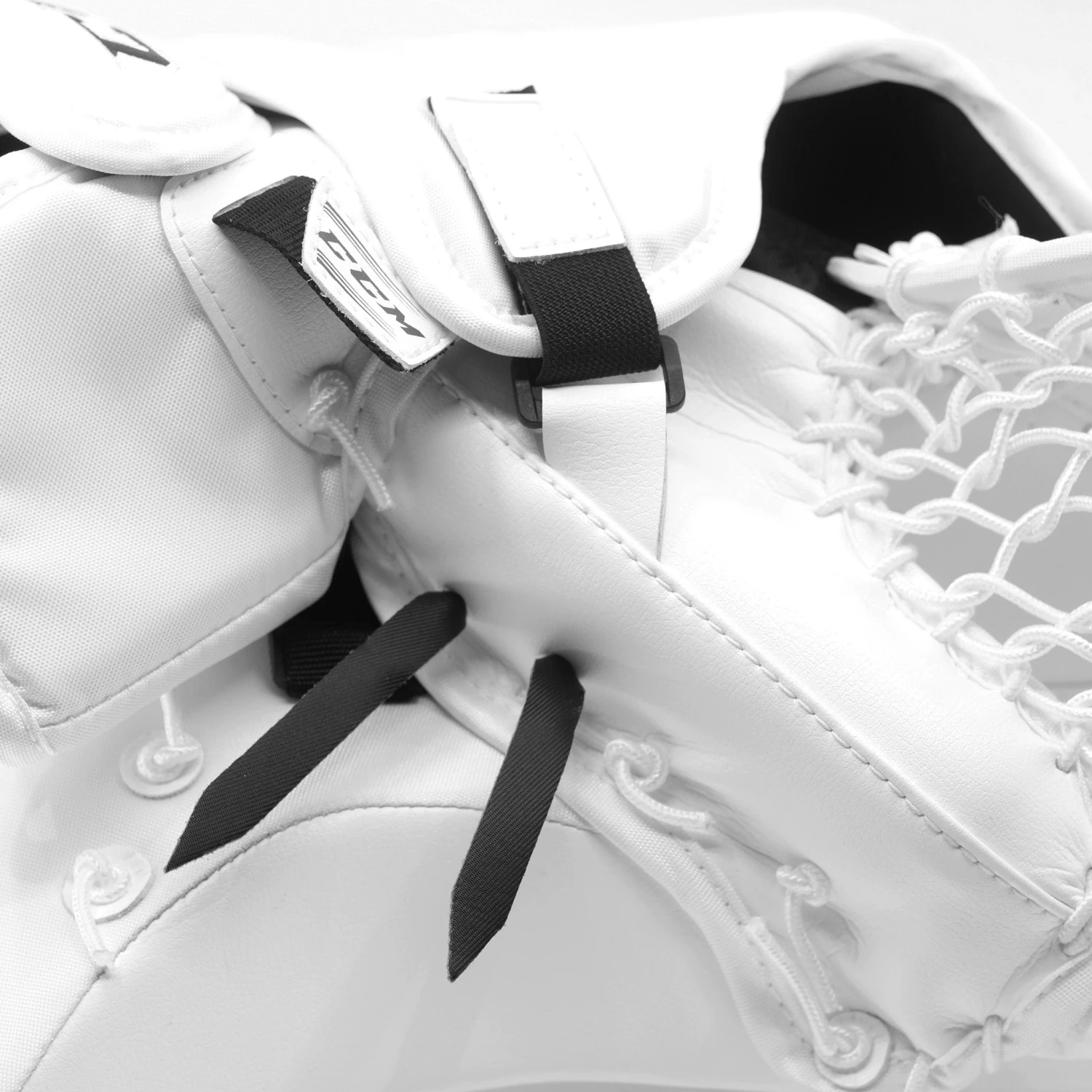 CCM Extreme Flex 5 Senior Goalie Catcher - 580 Break Angle 10 CCM Extreme Flex 5 Senior Goalie Catcher - 580 Break Angle - Image 10