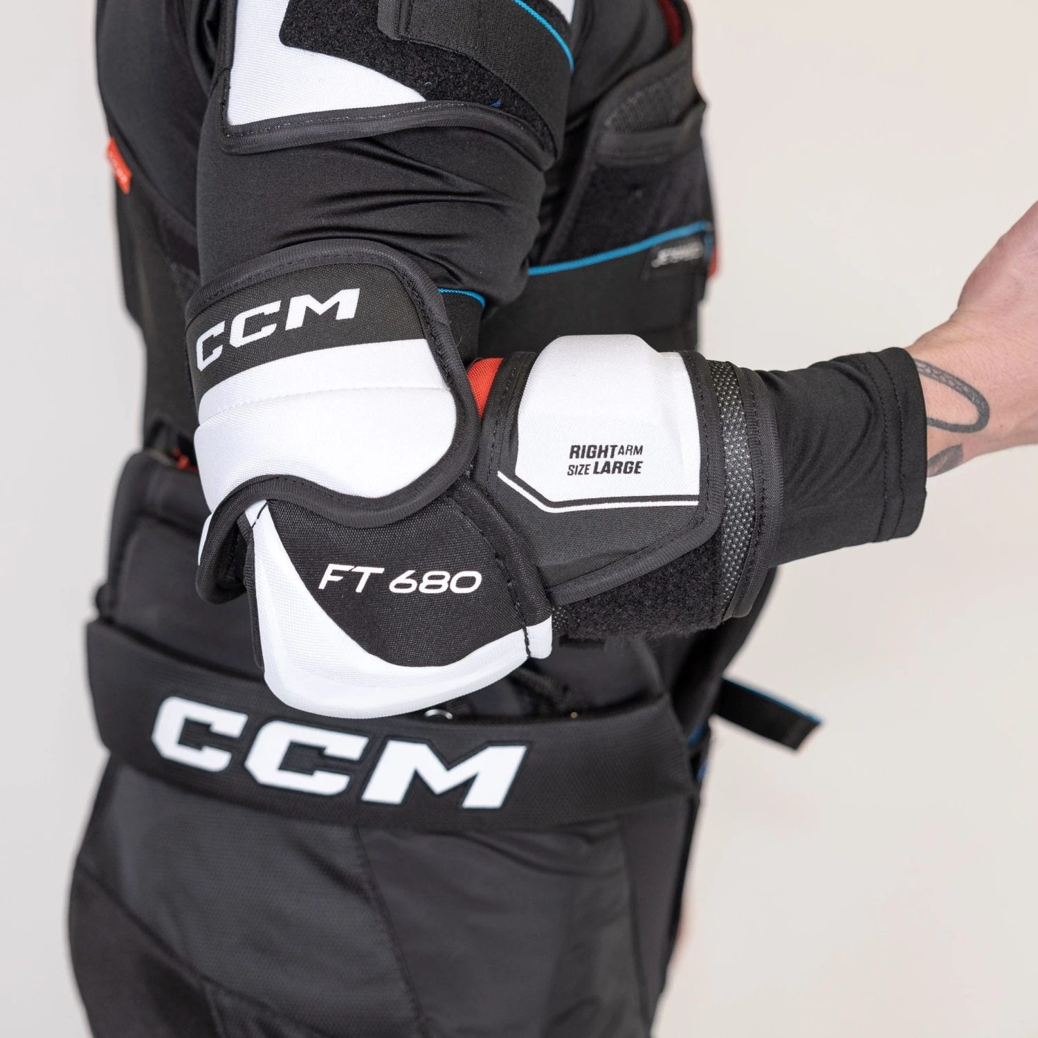 CCM Jetspeed FT680 Senior Hockey Elbow Pads 9 CCM Jetspeed FT680 Senior Hockey Elbow Pads - Image 9