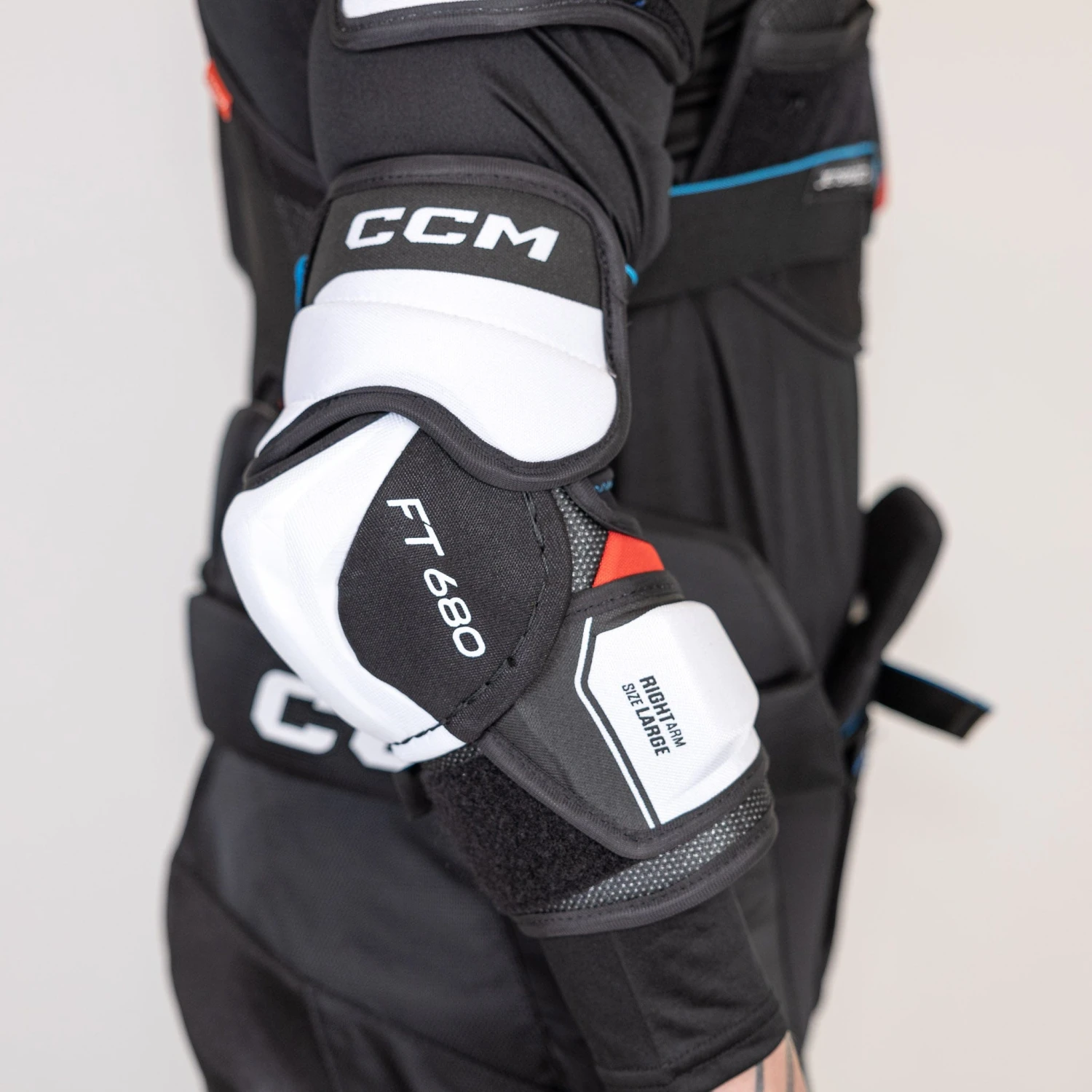 CCM Jetspeed FT680 Senior Hockey Elbow Pads 8 CCM Jetspeed FT680 Senior Hockey Elbow Pads - Image 8