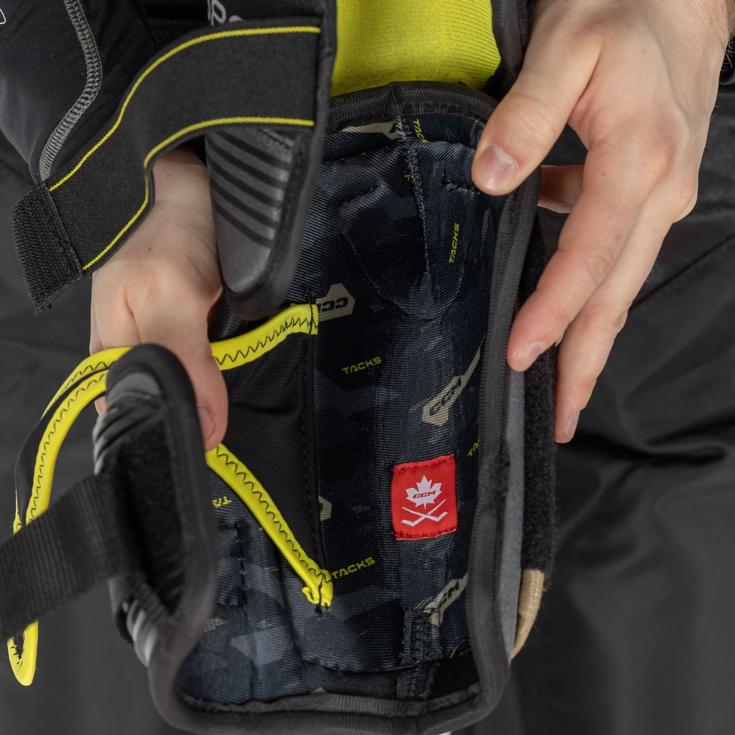 CCM Tacks AS580 Senior Hockey Elbow Pads 11 CCM Tacks AS580 Senior Hockey Elbow Pads - Image 11