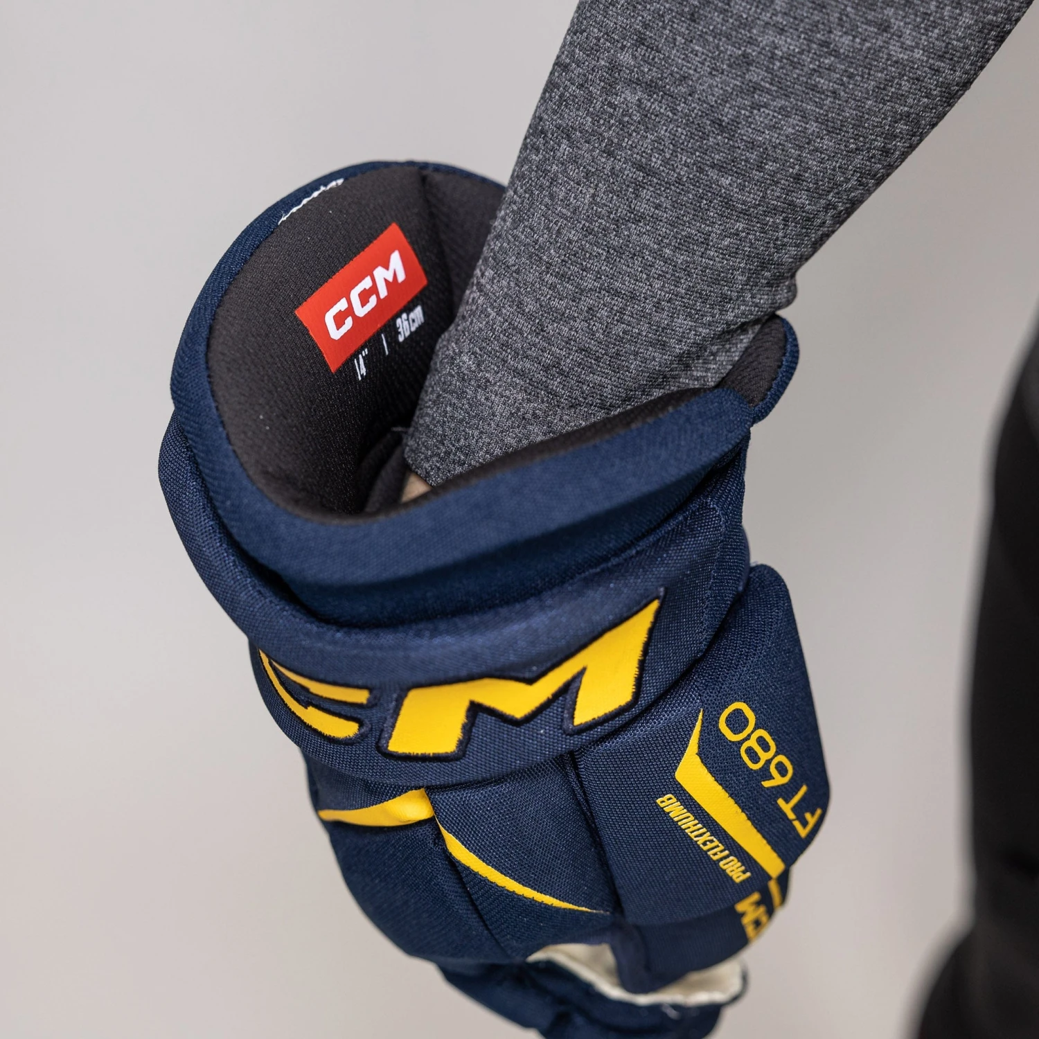 CCM Jetspeed FT680 Senior Hockey Gloves 18 CCM Jetspeed FT680 Senior Hockey Gloves - Image 18