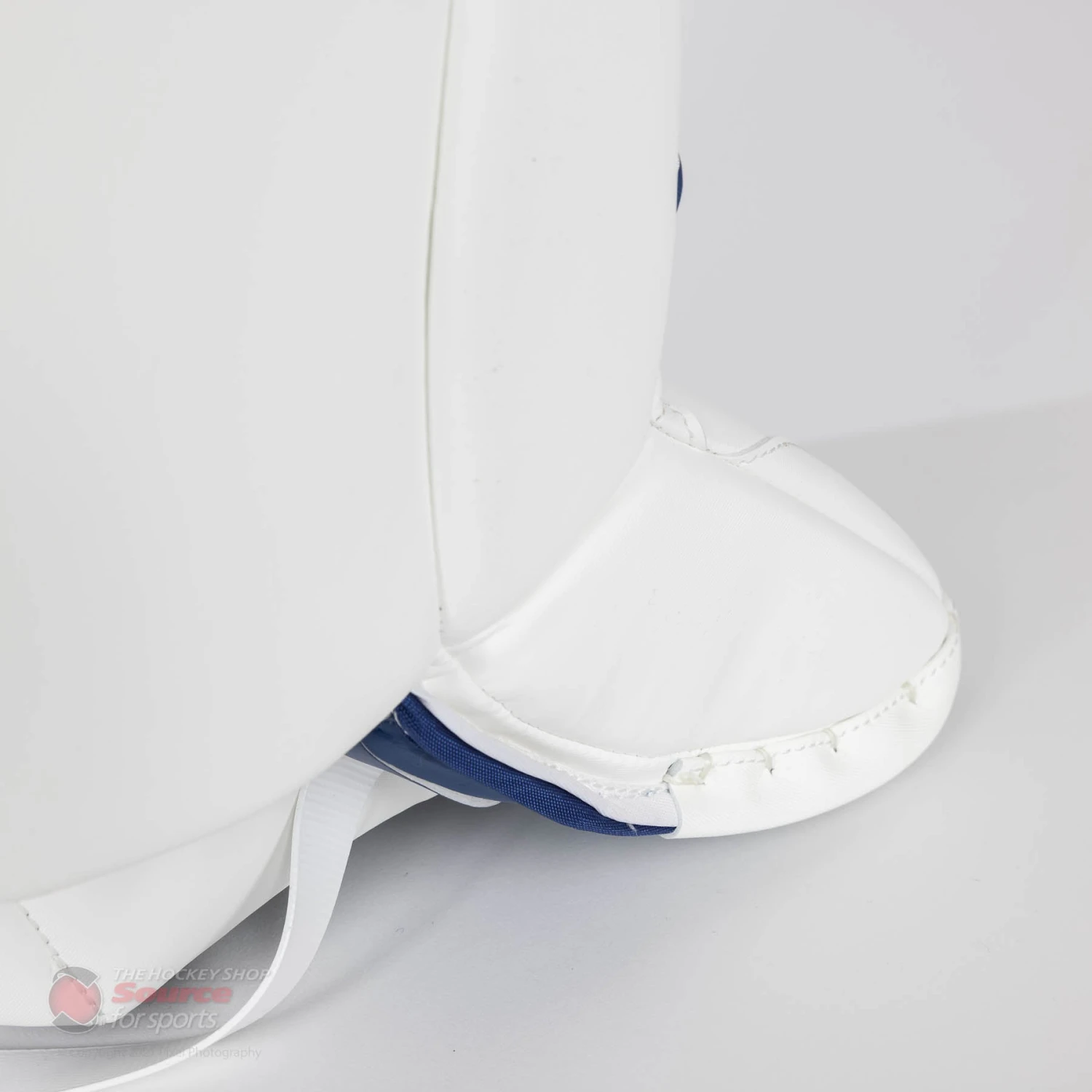 CCM Extreme Flex E5.5 Junior Goalie Leg Pads 19 CCM Extreme Flex E5.5 Junior Goalie Leg Pads - Image 19