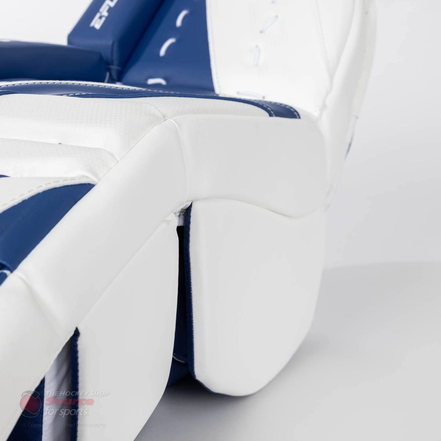 CCM Extreme Flex E5.5 Junior Goalie Leg Pads 8 CCM Extreme Flex E5.5 Junior Goalie Leg Pads - Image 8