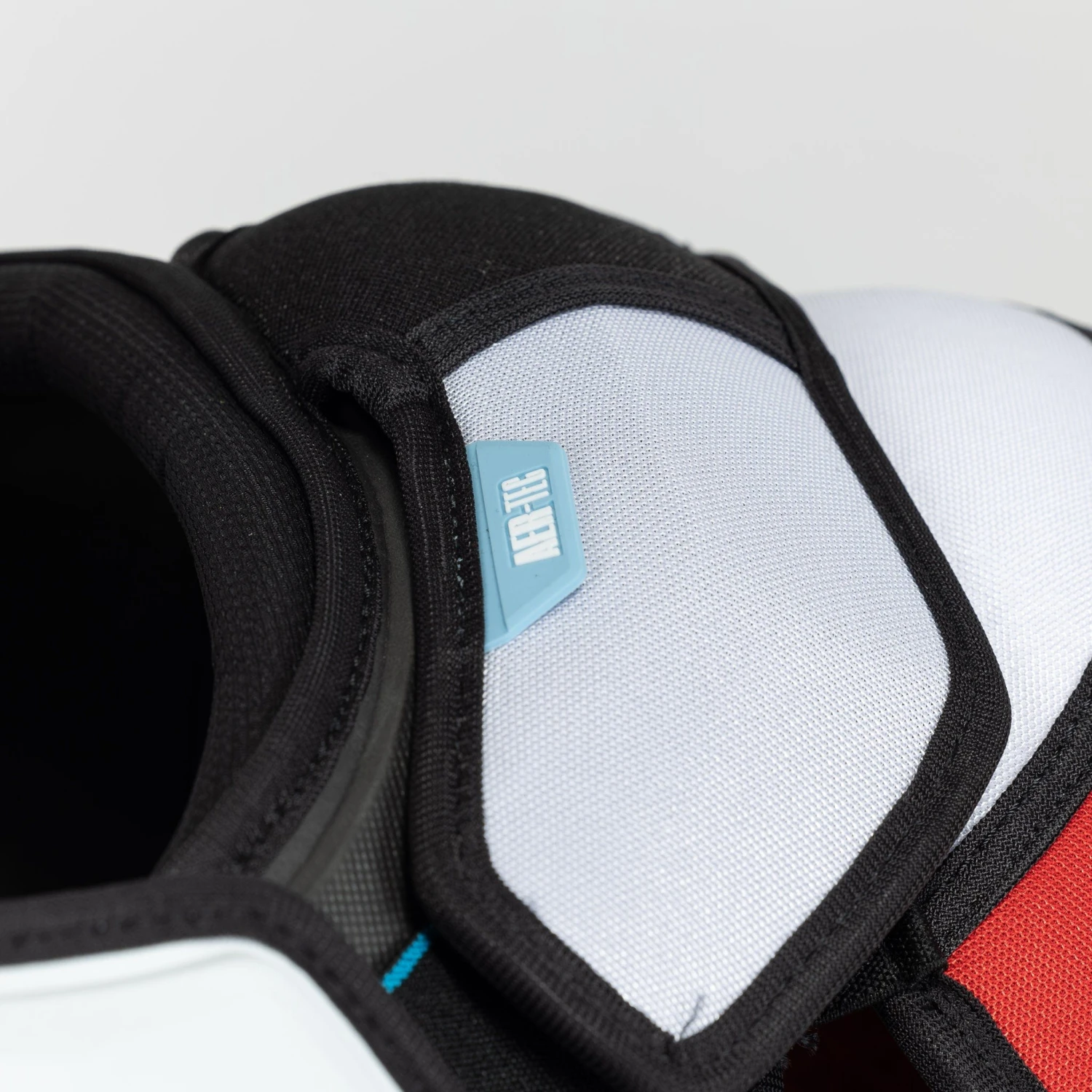 CCM Jetspeed FT6 Senior Hockey Shoulder Pads 2 CCM Jetspeed FT6 Senior Hockey Shoulder Pads - Image 2